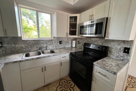 Condo in Miami, Florida, 2 bedrooms  № 2186771 - photo 13
