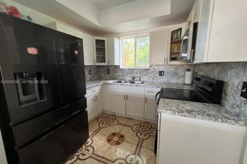 Condo in Miami, Florida, 2 bedrooms  № 2186771 - photo 11
