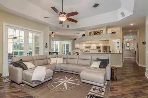 House in New Port Richey, Florida 5 bedrooms, 322.09 sq.m. № 2136641 - photo 20