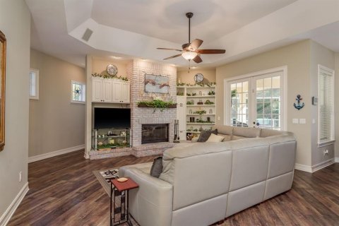 House in New Port Richey, Florida 5 bedrooms, 322.09 sq.m. № 2136641 - photo 17