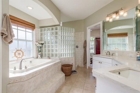 House in New Port Richey, Florida 5 bedrooms, 322.09 sq.m. № 2136641 - photo 30