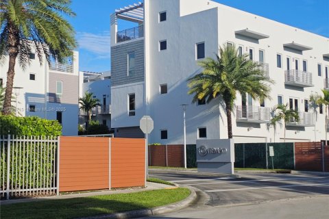 Adosado en alquiler en Doral, Florida, 4 dormitorios, 223.71 m2 № 1933741 - foto 2