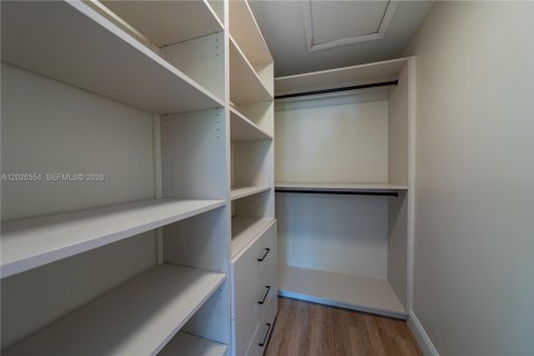 Снять в аренду виллу или дом в Майами, Флорида 3 спальни, 171.4м2, № 2077391 - фото 19