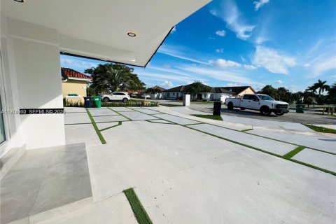 Villa ou maison à vendre à Miami, Floride: 4 chambres, 252.6 m2 № 2042966 - photo 16