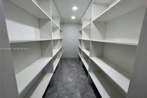 Villa ou maison à vendre à Miami, Floride: 4 chambres, 252.6 m2 № 2042966 - photo 12