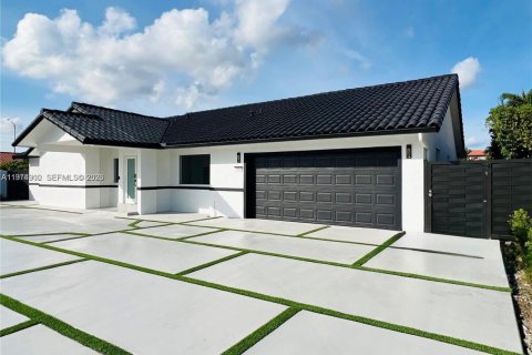 Villa ou maison à vendre à Miami, Floride: 4 chambres, 252.6 m2 № 2042966 - photo 2