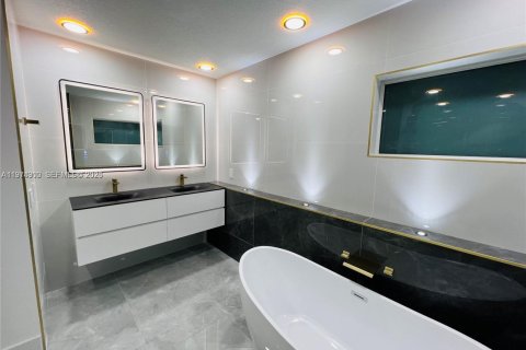 Villa ou maison à vendre à Miami, Floride: 4 chambres, 252.6 m2 № 2042966 - photo 19