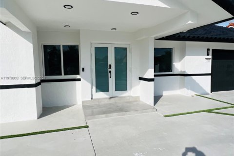 Villa ou maison à vendre à Miami, Floride: 4 chambres, 252.6 m2 № 2042966 - photo 3