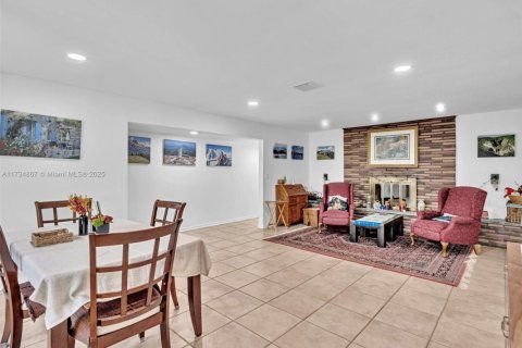 House in Dania Beach, Florida 4 bedrooms, 234.11 sq.m. № 1871368 - photo 9