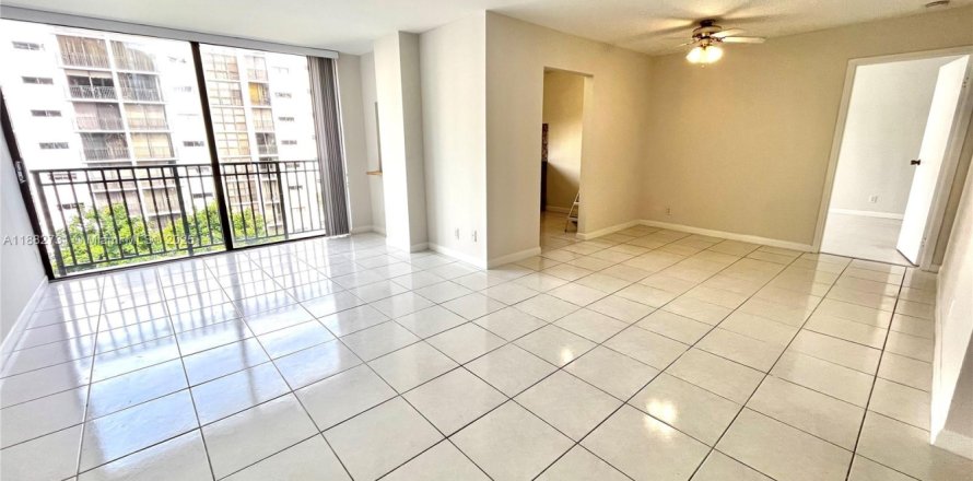 Condominio en Sunny Isles Beach, Florida, 1 dormitorio  № 1929610