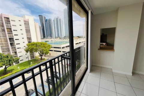 Condominio en alquiler en Sunny Isles Beach, Florida, 1 dormitorio, 71.26 m2 № 1929610 - foto 2