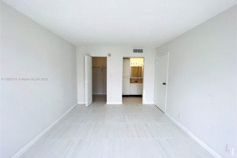 Condo in Sunny Isles Beach, Florida, 1 bedroom  № 1929610 - photo 15