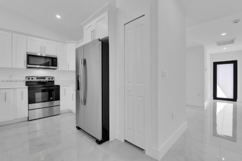 Купить коммерческую недвижимость в Лихай-Эйкерс, Флорида № 1948845 - фото 5