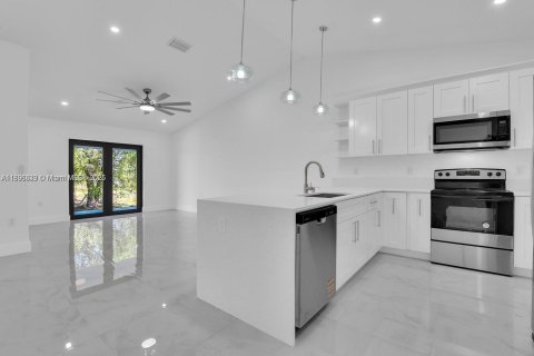 Купить коммерческую недвижимость в Лихай-Эйкерс, Флорида № 1948845 - фото 2