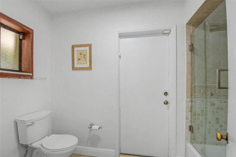 House in Miami, Florida 4 bedrooms, 253.62 sq.m. № 2045325 - photo 22