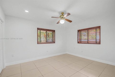 House in Miami, Florida 4 bedrooms, 253.62 sq.m. № 2045325 - photo 29