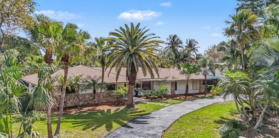 House in Miami, Florida 4 bedrooms, 253.62 sq.m. № 2045325