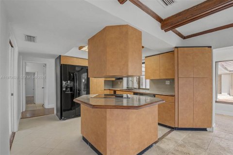 House in Miami, Florida 4 bedrooms, 253.62 sq.m. № 2045325 - photo 12