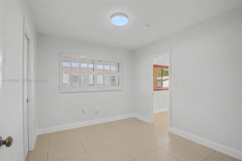 House in Miami, Florida 4 bedrooms, 253.62 sq.m. № 2045325 - photo 27