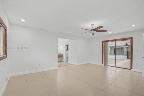 House in Miami, Florida 4 bedrooms, 253.62 sq.m. № 2045325 - photo 18
