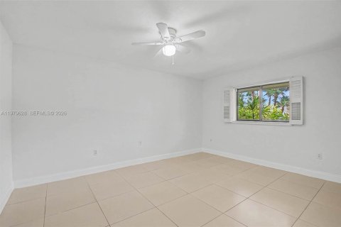 House in Miami, Florida 4 bedrooms, 253.62 sq.m. № 2045325 - photo 26