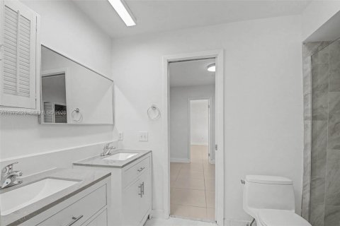 House in Miami, Florida 4 bedrooms, 253.62 sq.m. № 2045325 - photo 25