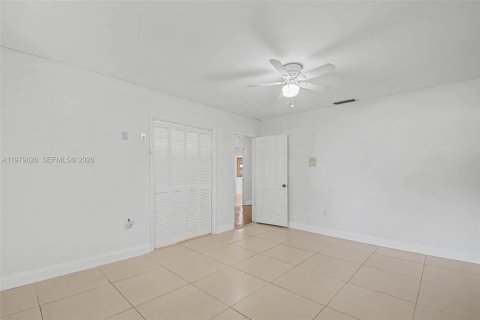House in Miami, Florida 4 bedrooms, 253.62 sq.m. № 2045325 - photo 24