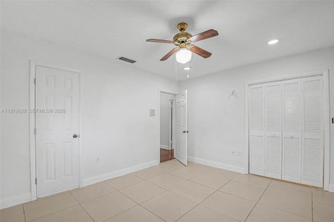 House in Miami, Florida 4 bedrooms, 253.62 sq.m. № 2045325 - photo 30