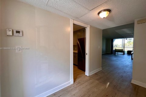 Condo in Pompano Beach, Florida, 1 bedroom  № 1953402 - photo 18