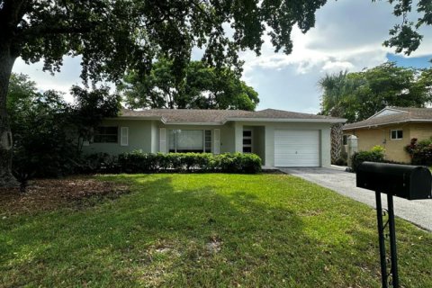 House in Tamarac, Florida 3 bedrooms, 177.35 sq.m. № 2176580