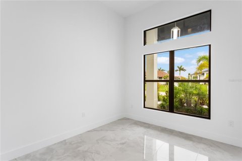 House in Cape Coral, Florida 3 bedrooms, 224.45 sq.m. № 1528173 - photo 11