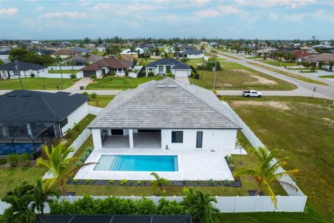 House in Cape Coral, Florida 3 bedrooms, 224.45 sq.m. № 1528173 - photo 29