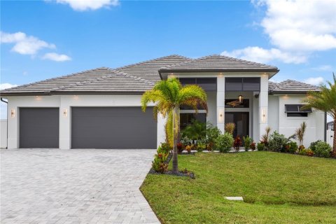 House in Cape Coral, Florida 3 bedrooms, 224.45 sq.m. № 1528173 - photo 1