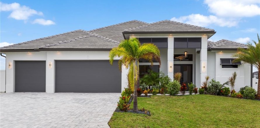 House in Cape Coral, Florida 3 bedrooms, 224.45 sq.m. № 1528173