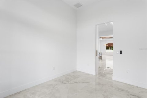 House in Cape Coral, Florida 3 bedrooms, 224.45 sq.m. № 1528173 - photo 10