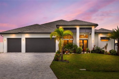House in Cape Coral, Florida 3 bedrooms, 224.45 sq.m. № 1528173 - photo 2