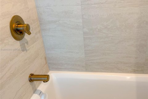 Condo in Miami, Florida, 1 bedroom  № 2087130 - photo 26