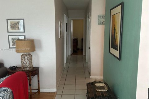 House in Hollywood, Florida 3 bedrooms, 106.84 sq.m. № 1963550 - photo 7