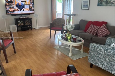 House in Hollywood, Florida 3 bedrooms, 106.84 sq.m. № 1963550 - photo 4