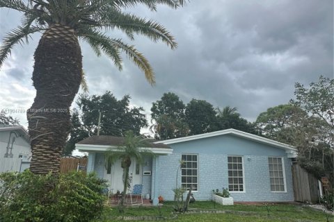 House in Hollywood, Florida 3 bedrooms, 106.84 sq.m. № 1963550 - photo 1