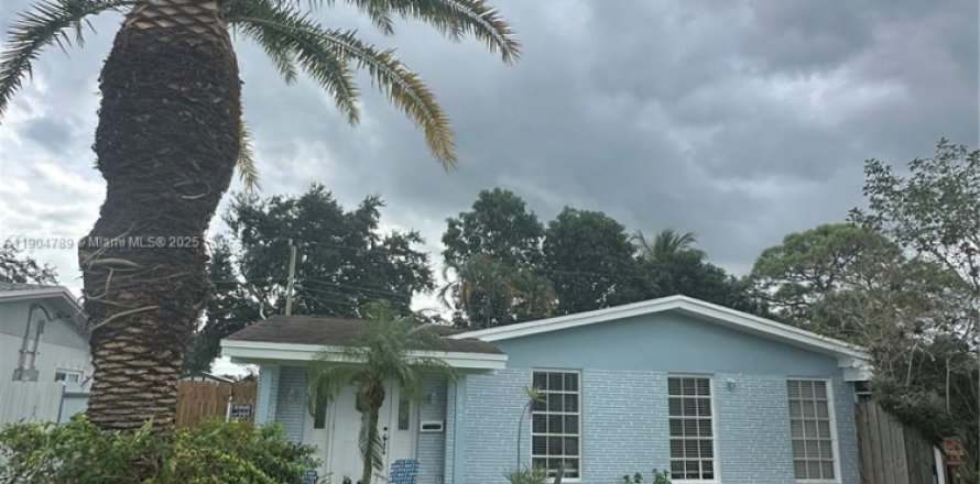 House in Hollywood, Florida 3 bedrooms, 106.84 sq.m. № 1963550