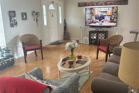 House in Hollywood, Florida 3 bedrooms, 106.84 sq.m. № 1963550 - photo 2