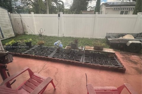 House in Hollywood, Florida 3 bedrooms, 106.84 sq.m. № 1963550 - photo 12