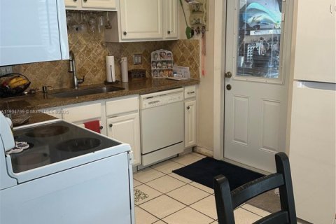 House in Hollywood, Florida 3 bedrooms, 106.84 sq.m. № 1963550 - photo 6