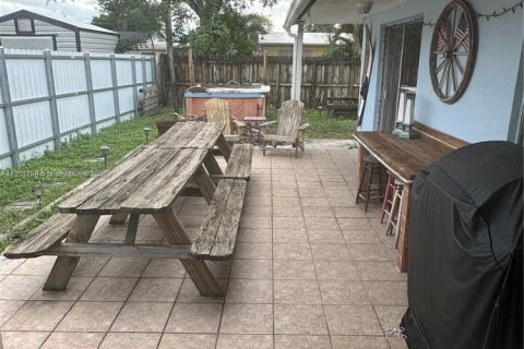 House in Hollywood, Florida 3 bedrooms, 106.84 sq.m. № 1963550 - photo 13