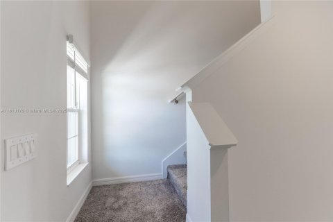 House in Winter Haven, Florida 5 bedrooms, 205.78 sq.m. № 1770577 - photo 3