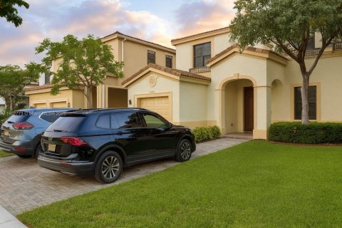 House in Miami, Florida 3 bedrooms, 182.55 sq.m. № 2013689 - photo 23