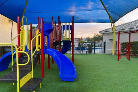 House in Miami, Florida 3 bedrooms, 182.55 sq.m. № 2013689 - photo 27