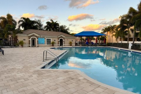 House in Miami, Florida 3 bedrooms, 182.55 sq.m. № 2013689 - photo 24