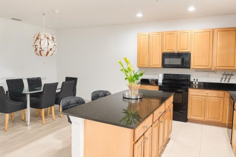 House in Miami, Florida 3 bedrooms, 182.55 sq.m. № 2013689 - photo 7